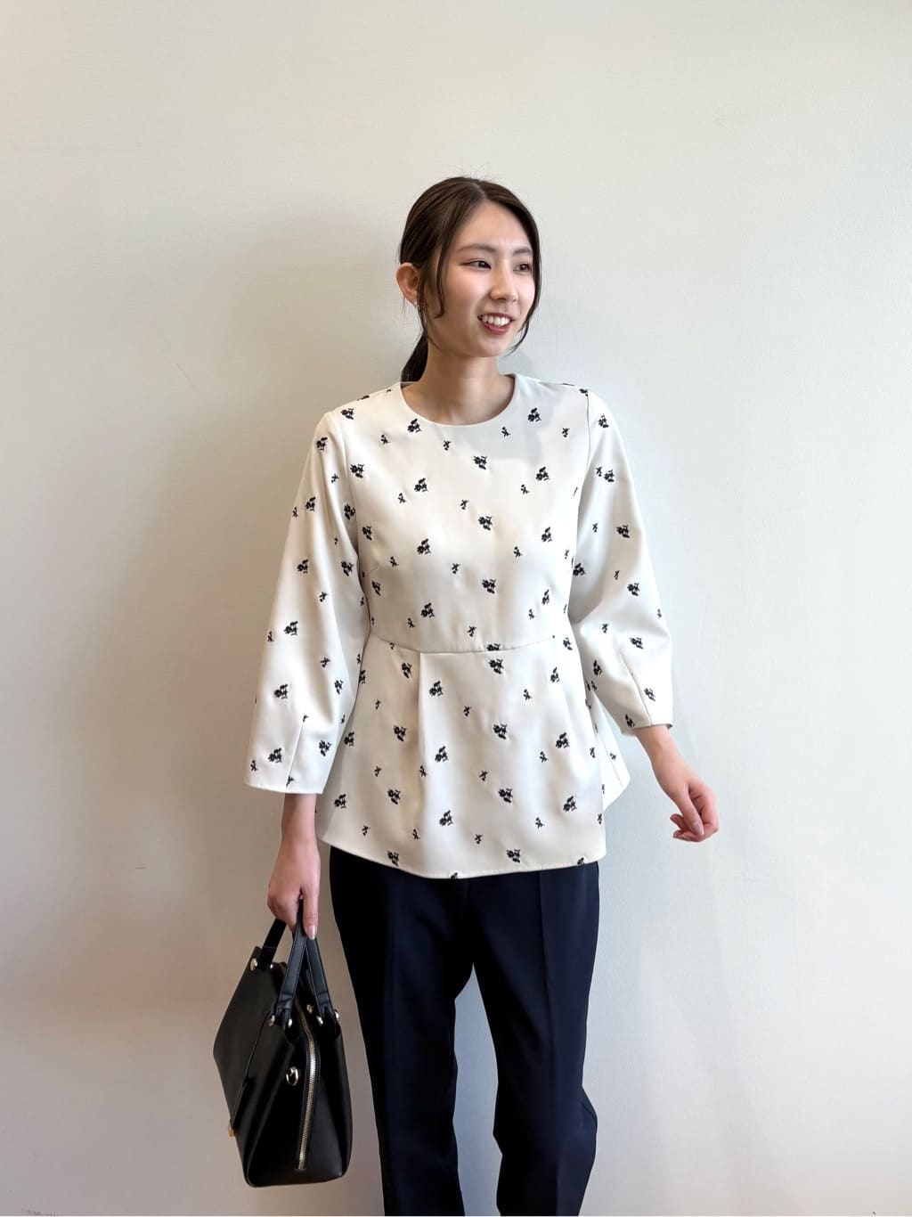 めぐさんの「OPAQUE.CLIP｜フラワー刺繍ペプラムブラウス【洗濯機OK】」を使ったコーディネート