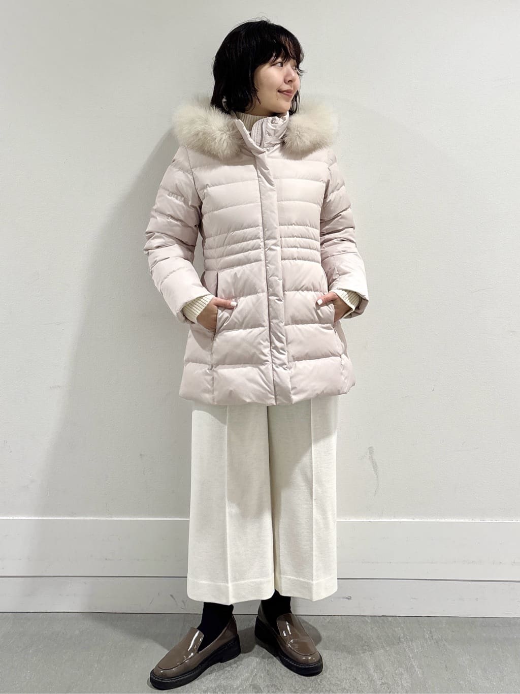 モエカさんの「UNTITLED｜【はっ水機能/フード取り外し可】ミディダウンコート」を使ったコーディネート