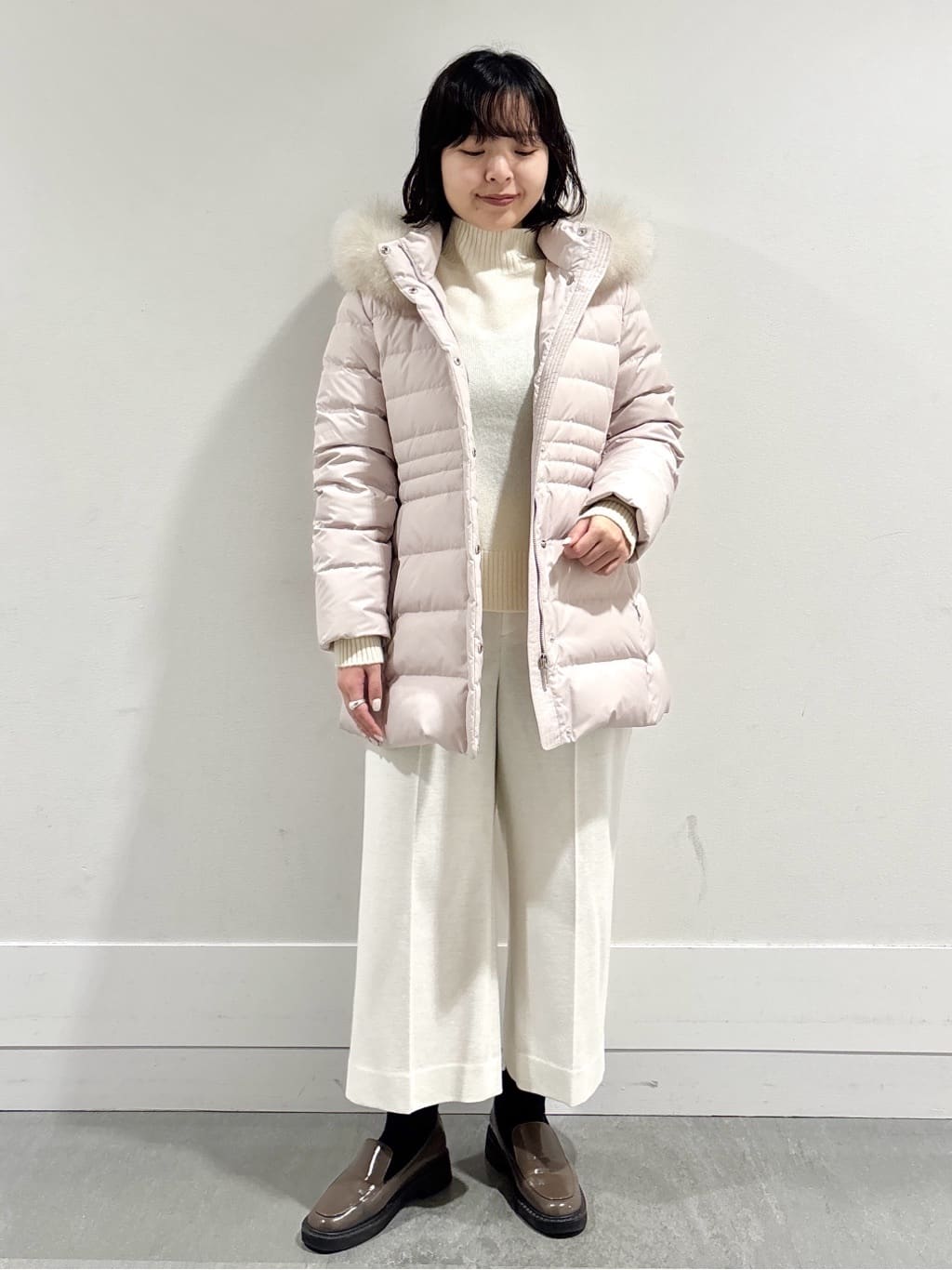 モエカさんの「UNTITLED｜【はっ水機能/フード取り外し可】ミディダウンコート」を使ったコーディネート