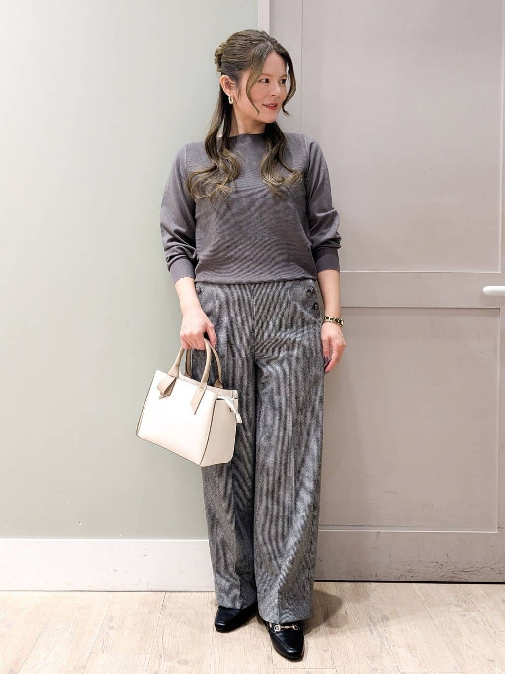 kuwawaさんの「grove｜クラシカルな佇まい 大人のステンカラーロングコート」を使ったコーディネート