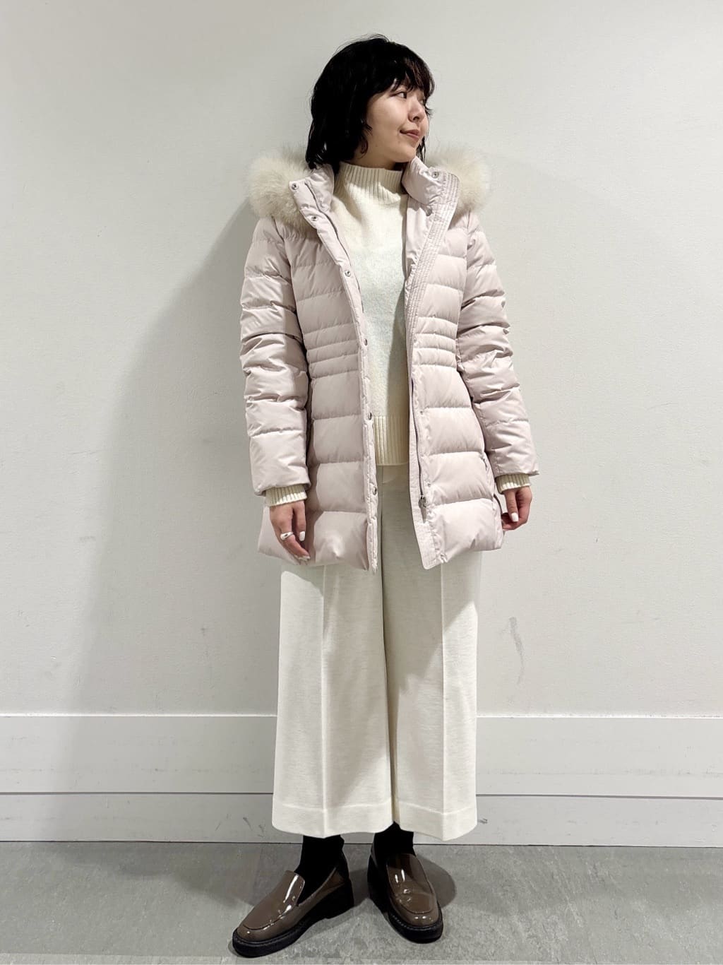モエカさんの「UNTITLED｜【はっ水機能/フード取り外し可】ミディダウンコート」を使ったコーディネート