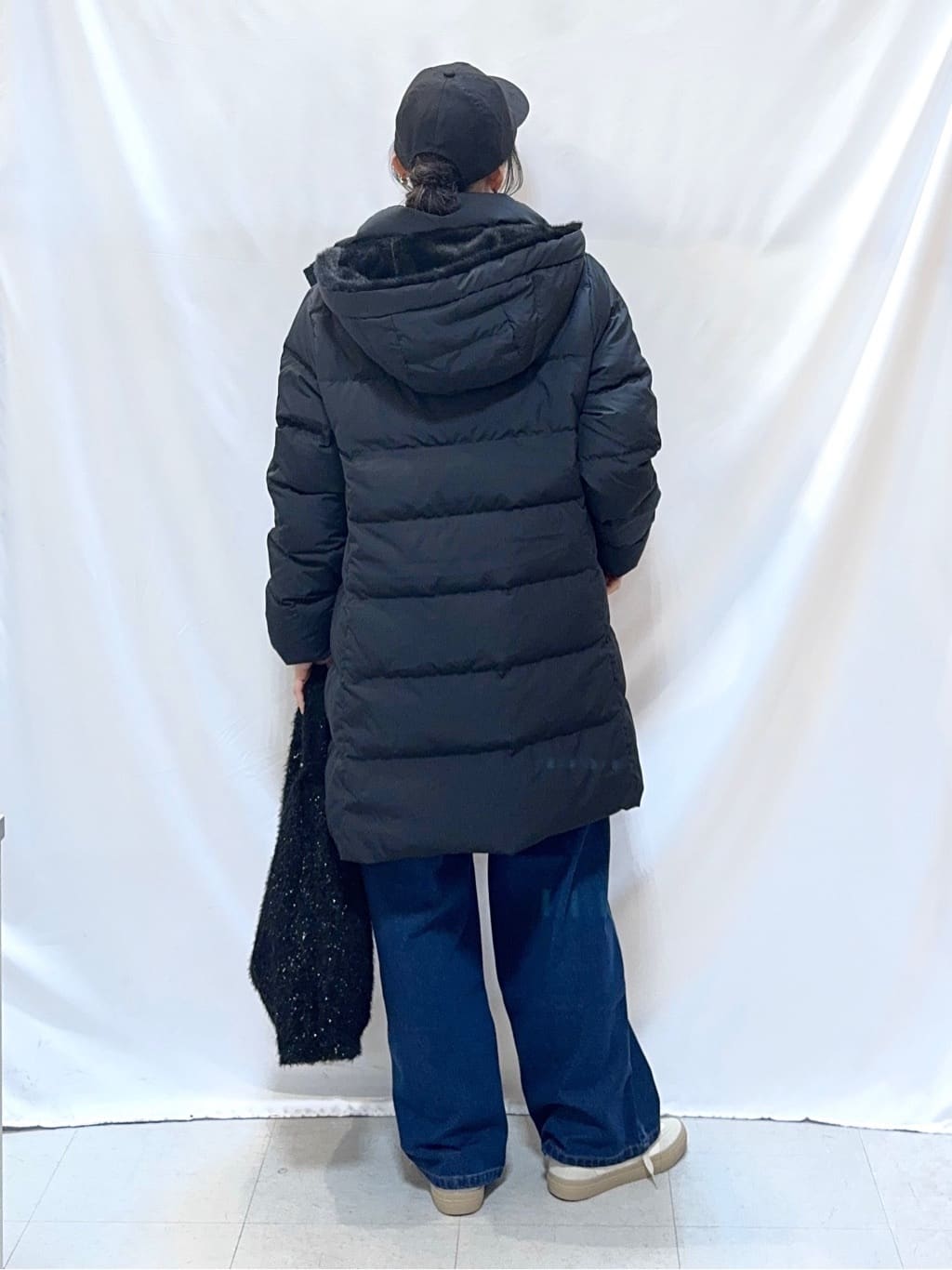 𝐇𝐢𝐫𝐨𝐦𝐢さんの「SHOO･LA･RUE｜【洗濯機可/撥水】フェイクファーフード ロングダウン」を使ったコーディネート