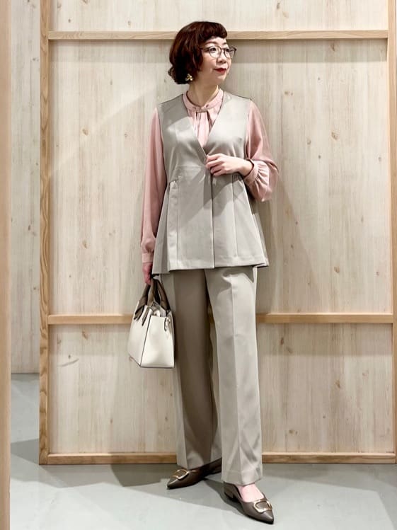 nakoさんの「THE SHOP TK｜【通勤・きちんと見えに】ダブルクロス ペプラムジレ/セットアップ可」を使ったコーディネート