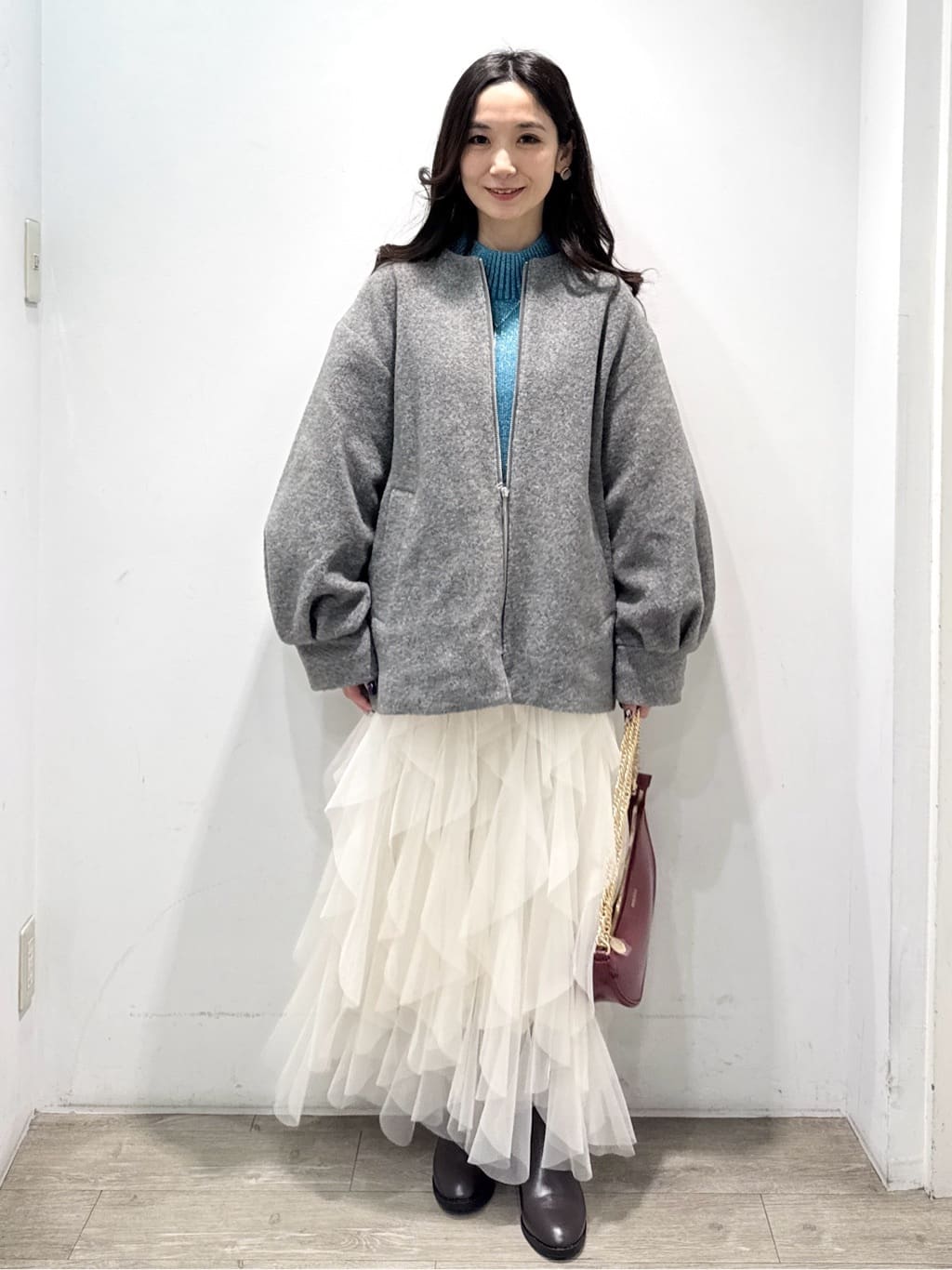 yuicciさんの「OPAQUE.CLIP｜ベロア&times;ゴールドメタル縁取りスクエアピアス」を使ったコーディネート
