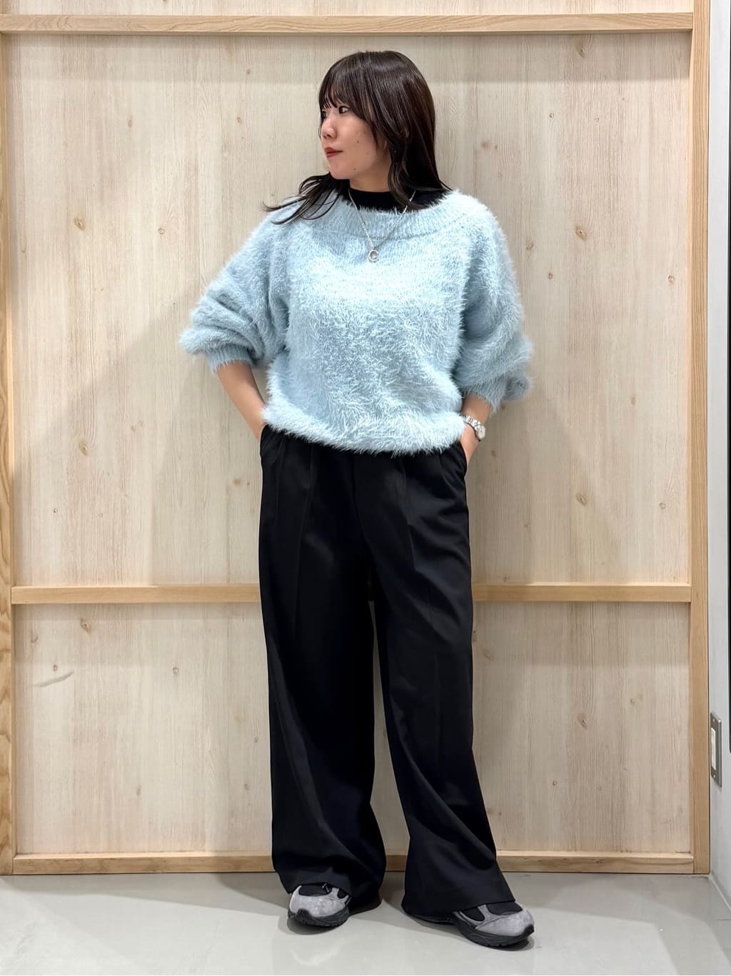 nanaさんの「THE SHOP TK｜着るたびときめく ふんわりフェザーシャギーニット」を使ったコーディネート