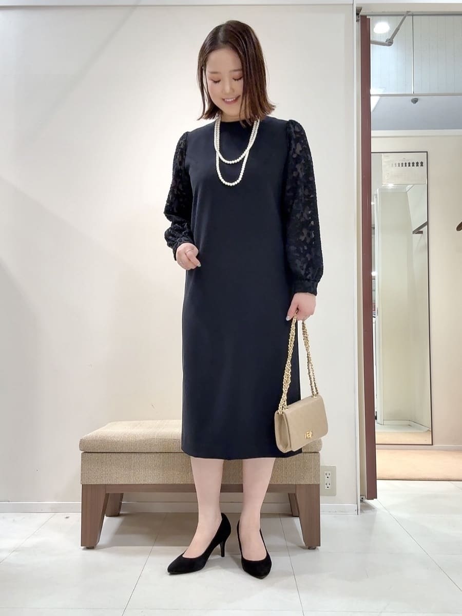 YUIさんの「UNTITLED｜◆【お呼ばれドレス/洗える】カットジャカードスリーブ ワンピース」を使ったコーディネート
