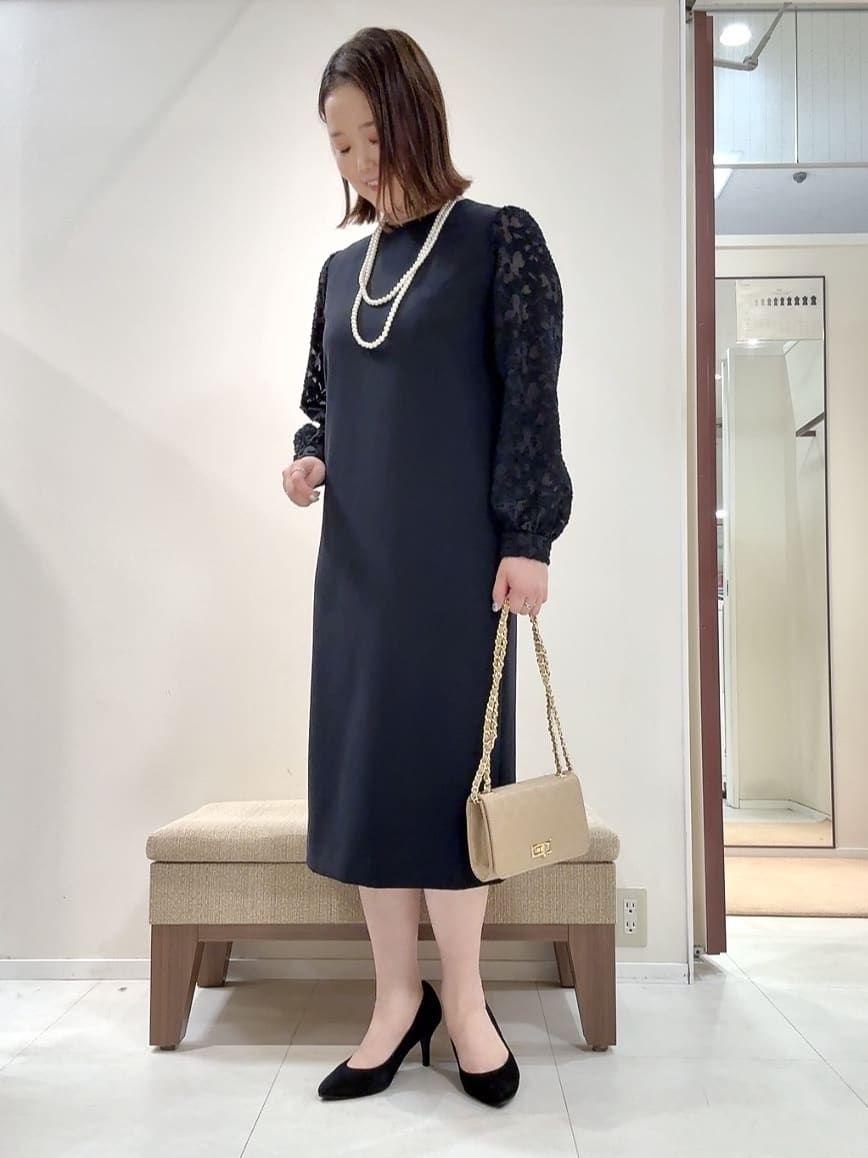 YUIさんの「UNTITLED｜◆【お呼ばれドレス/洗える】カットジャカードスリーブ ワンピース」を使ったコーディネート