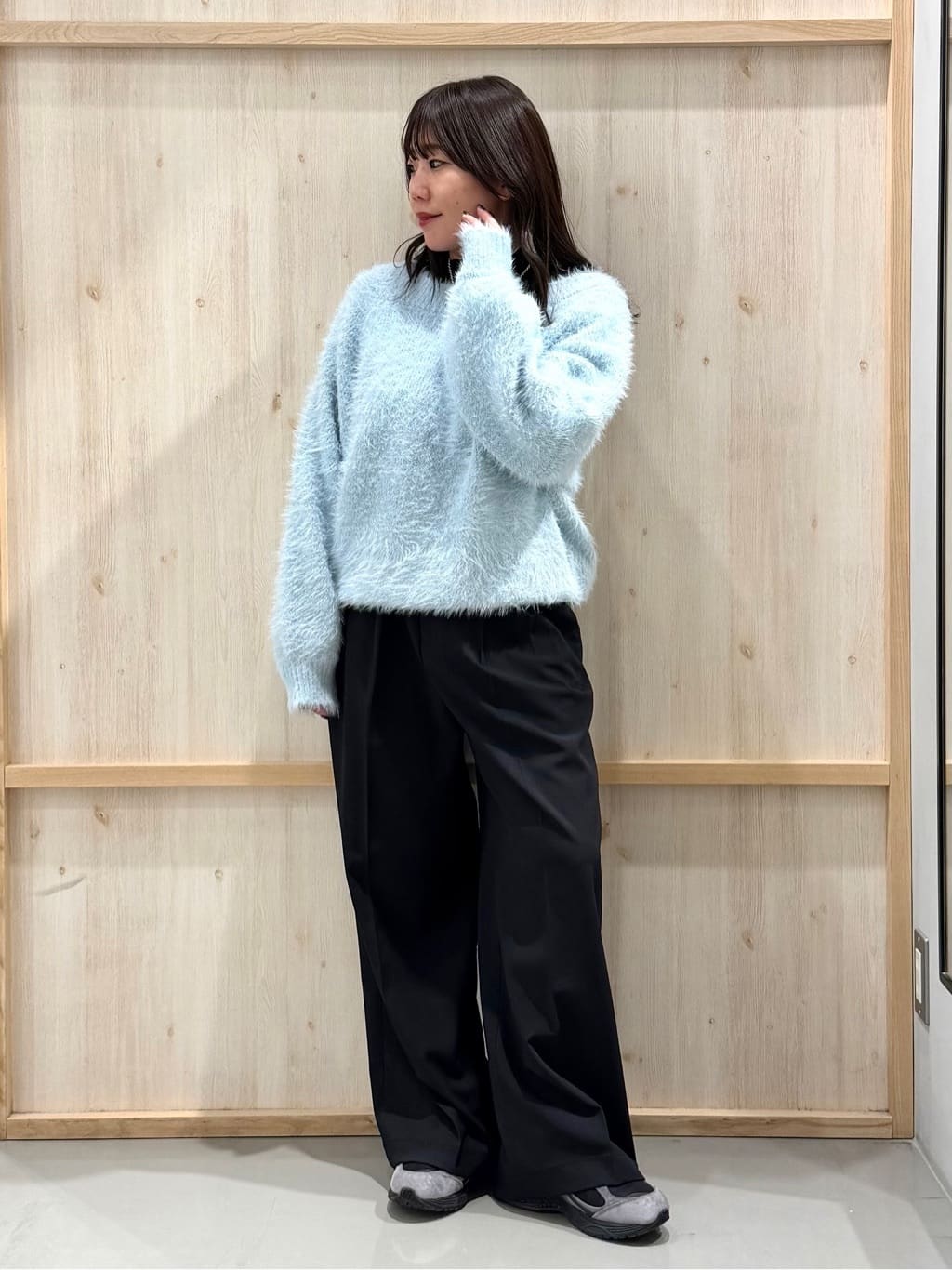 nanaさんの「THE SHOP TK｜着るたびときめく ふんわりフェザーシャギーニット」を使ったコーディネート