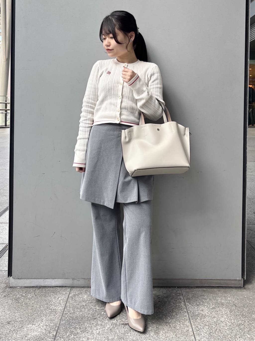 まっきーさんの「ESPERANZA｜【12時間パンプス】約7.5㎝　歩きやすくて疲れにくい」を使ったコーディネート