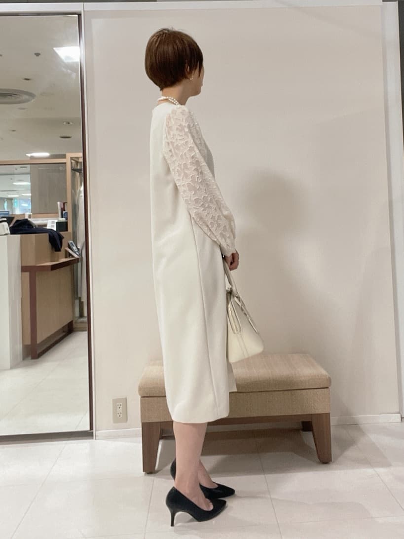 IWAMOさんの「UNTITLED｜◆【お呼ばれドレス/洗える】カットジャカードスリーブ ワンピース」を使ったコーディネート