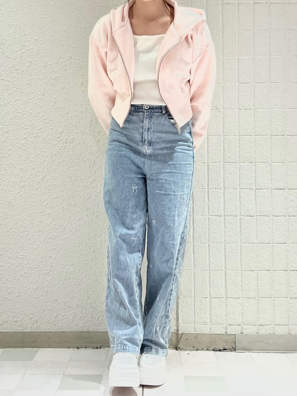 takeさんの「ESPERANZA｜【EC先行販売】きゅんフィット厚底フラットキルティングスタッズスニーカー」を使ったコーディネート