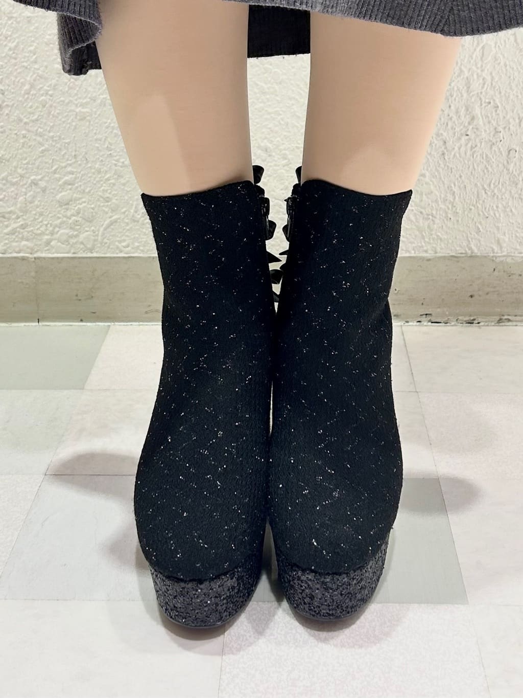 takeさんの「ESPERANZA｜【ラク盛り/ショートブーツ】リピーター続出／脚長美脚 バックリボングリッターヒールショートブーツ」を使ったコーディネート