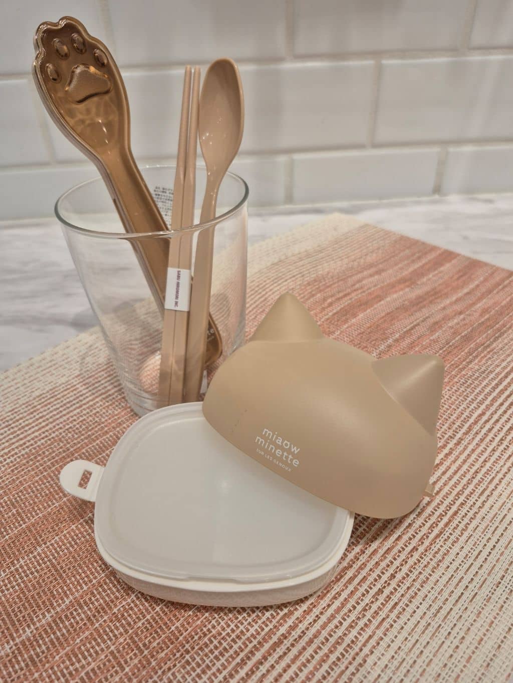 なかさんの「212 KITCHEN STORE｜にゃお ねこみみおにぎりケース  P」を使ったコーディネート