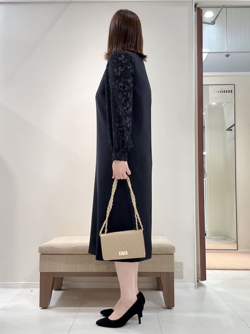 YUIさんの「UNTITLED｜◆【お呼ばれドレス/洗える】カットジャカードスリーブ ワンピース」を使ったコーディネート