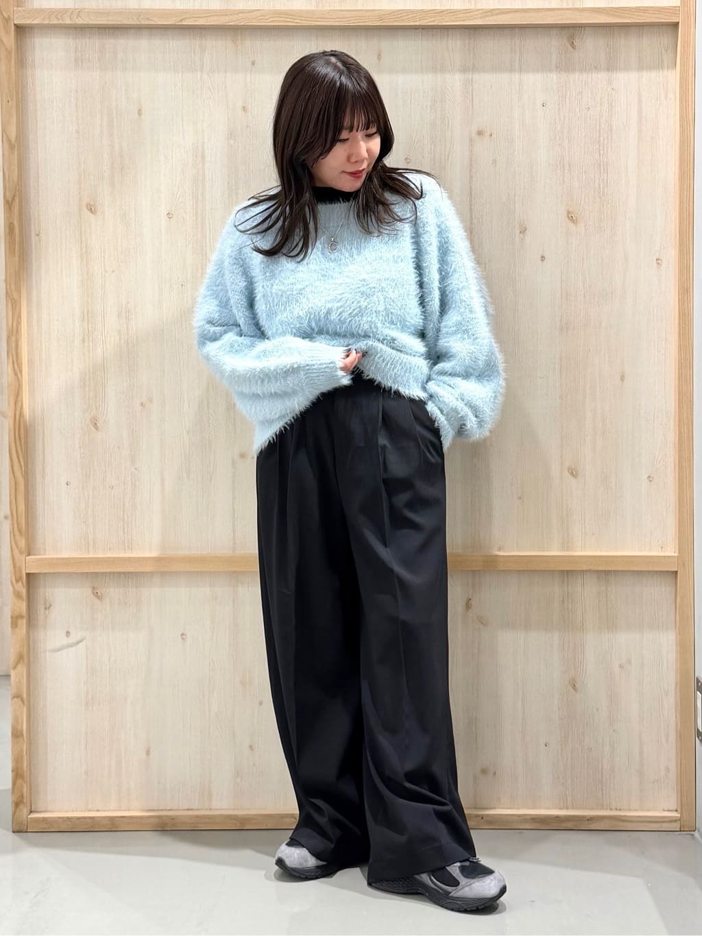 nanaさんの「THE SHOP TK｜着るたびときめく ふんわりフェザーシャギーニット」を使ったコーディネート