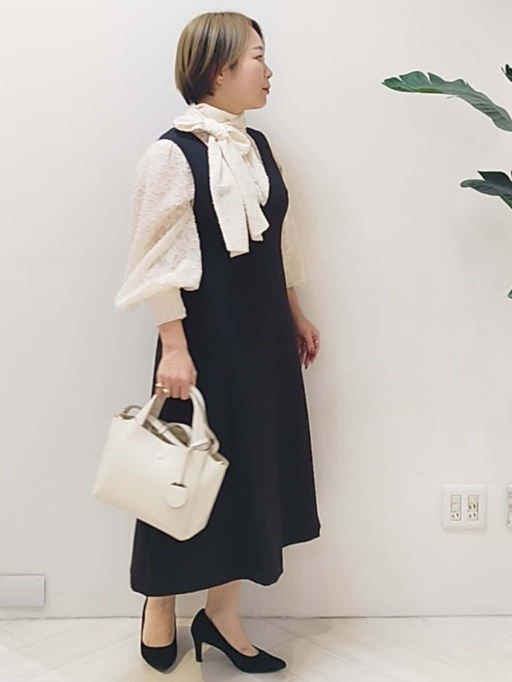 s u g iさんの「UNTITLED｜【Aライン/ワンピース】Vネックジャンパースカート」を使ったコーディネート