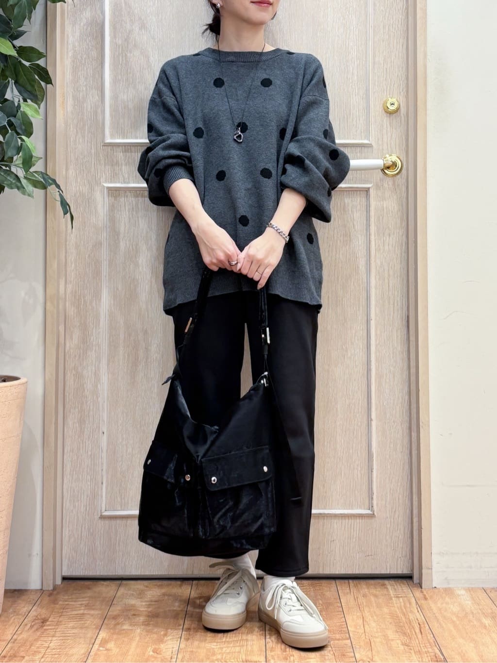 なみさんの「SHOO･LA･RUE｜【S-LL/洗濯機可】体型カバーができる 大人のドット柄ニット」を使ったコーディネート