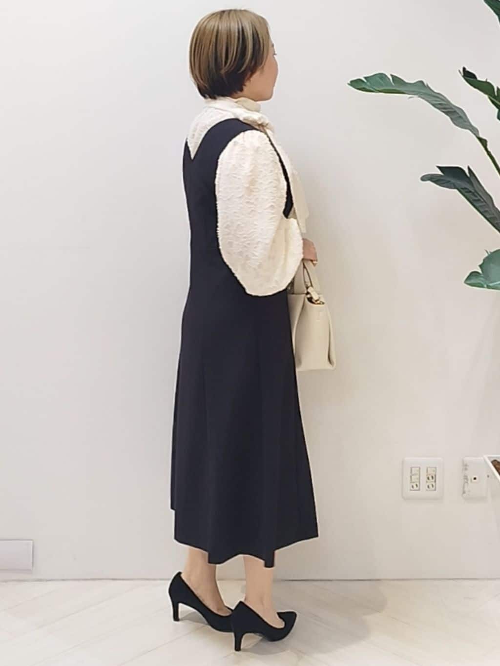 s u g iさんの「UNTITLED｜【Aライン/ワンピース】Vネックジャンパースカート」を使ったコーディネート