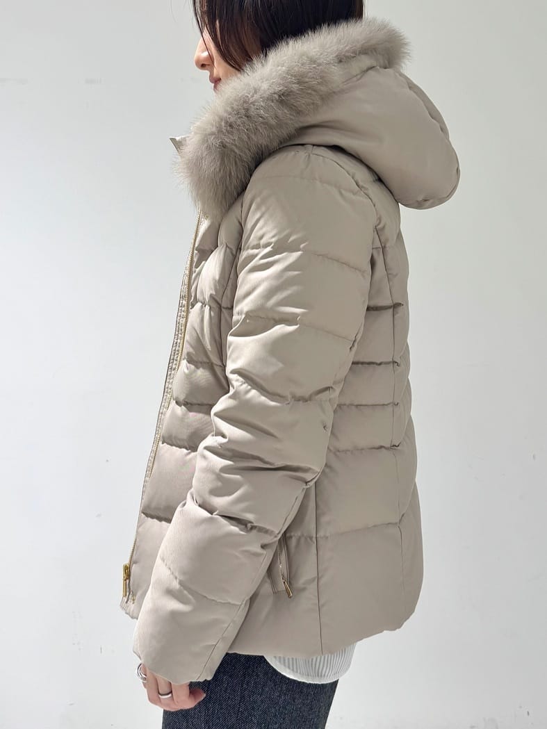 そんさんの「INDIVI｜【名品／撥水／抗菌防臭】ショート丈リサイクルダウンコート」を使ったコーディネート