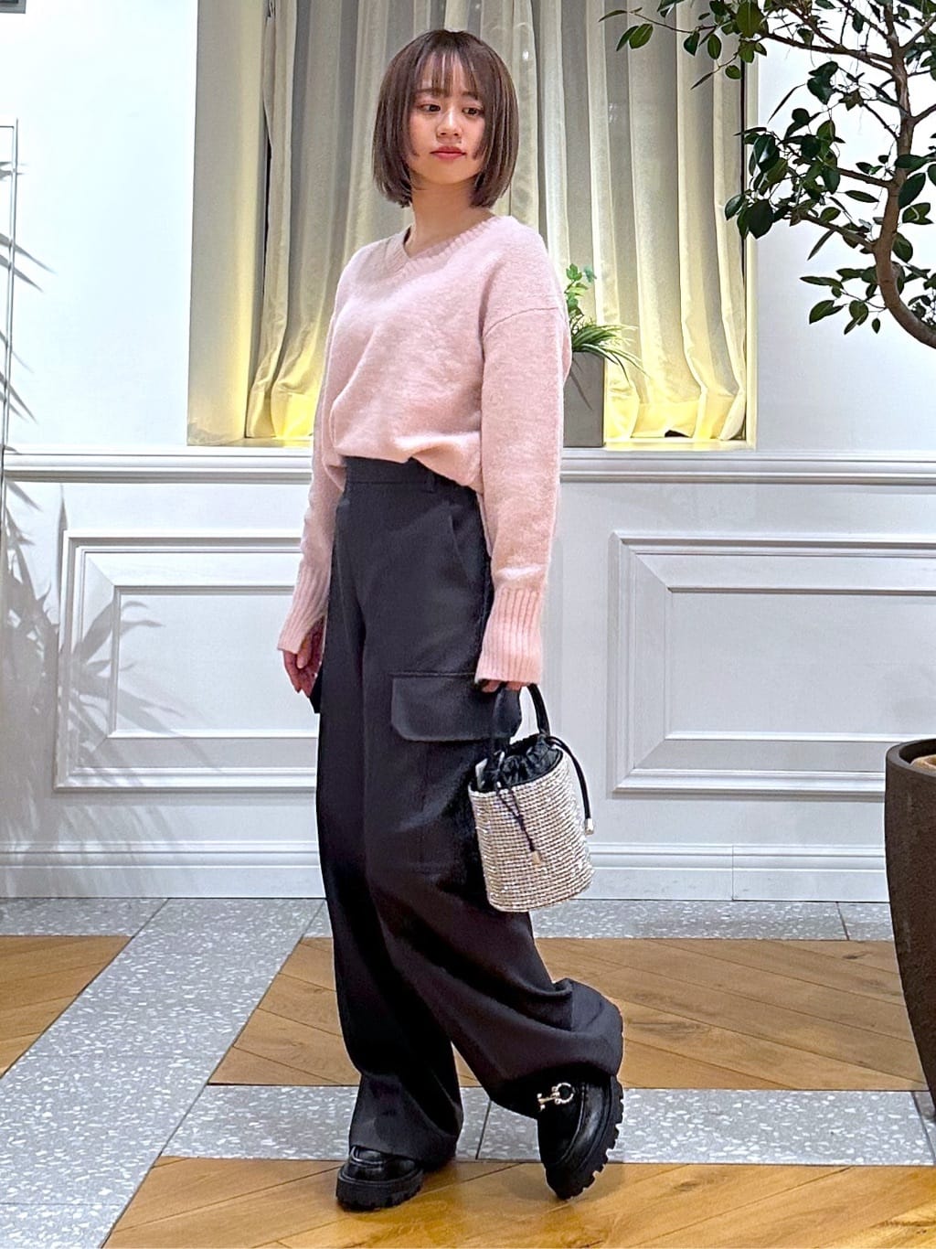 なべこさんの「DRESSTERIOR｜アルパカブレンドVネックニット」を使ったコーディネート
