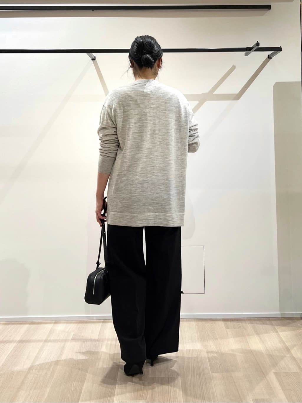 TOMOMIさんの「UNTITLED｜【アンサンブル可/洗える/ボタンなし】シルクウールカシミヤ 着流しカーディガン」を使ったコーディネート