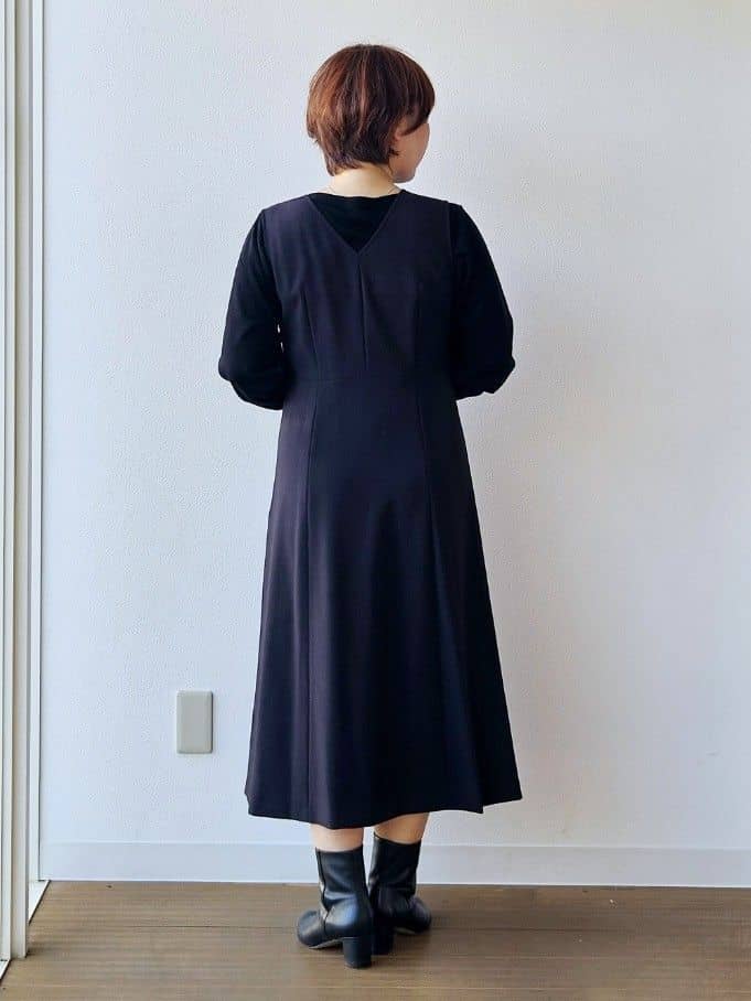 やじまさんの「UNTITLED｜【Aライン/ワンピース】Vネックジャンパースカート」を使ったコーディネート