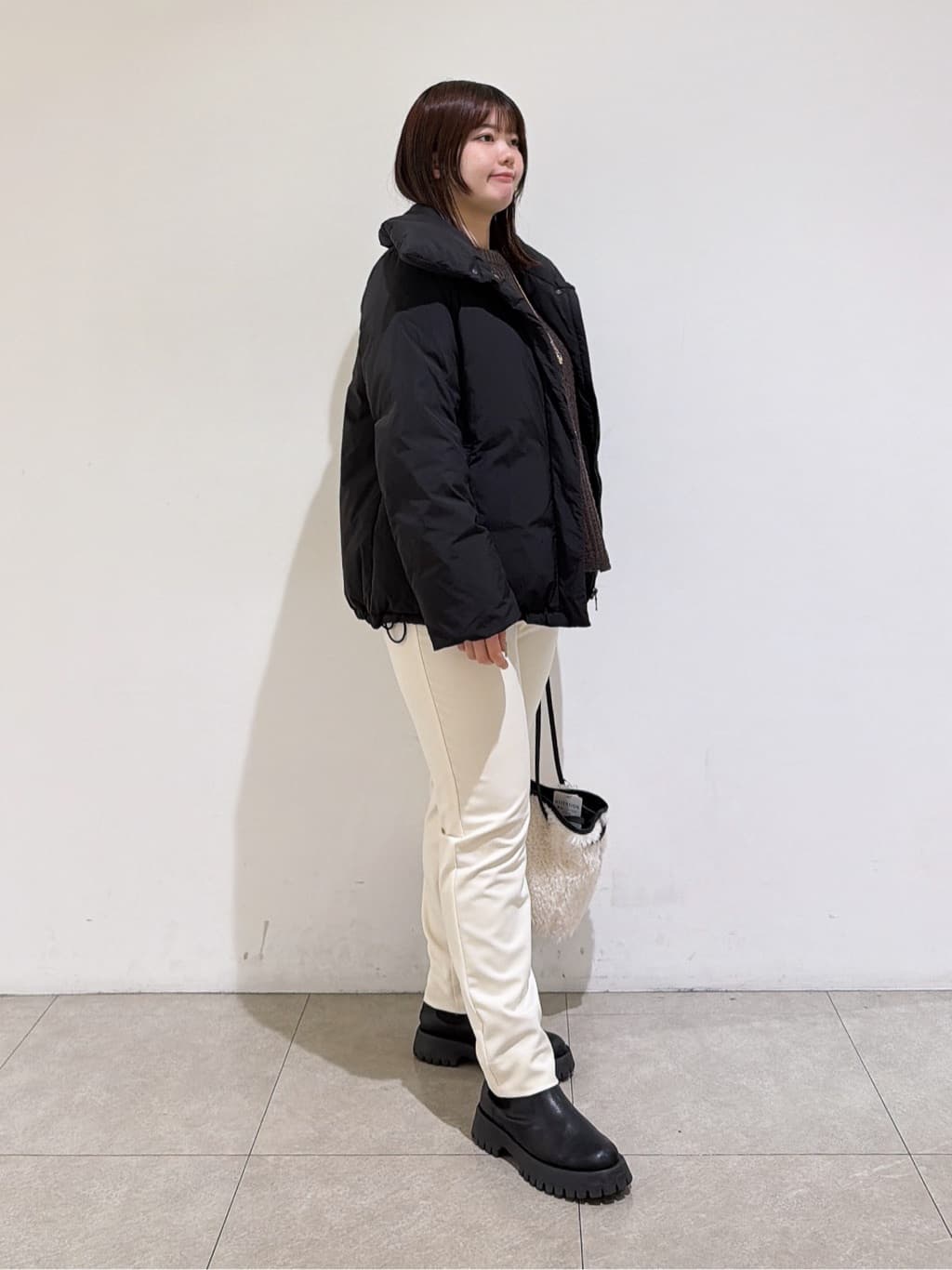 emikaさんの「INDIVI｜【撥水／洗える／デザイン衿】ステッチレス ショートダウンコート」を使ったコーディネート