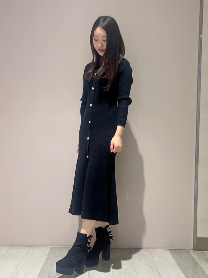 kaaさんの「ESPERANZA｜【ラク盛り/ショートブーツ】リピーター続出／脚長美脚 バックリボングリッターヒールショートブーツ」を使ったコーディネート