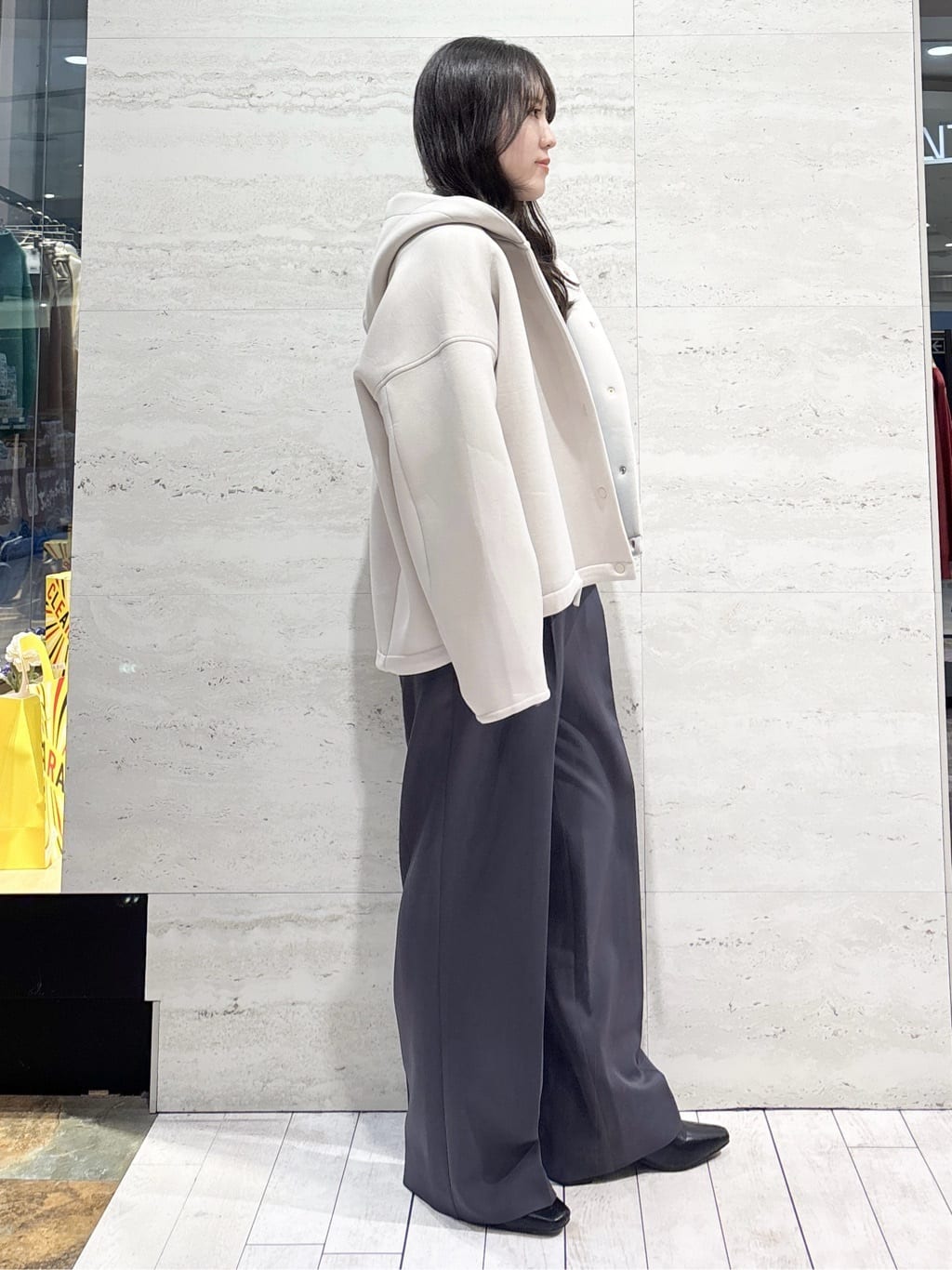 かほさんの「OPAQUE.CLIP｜サテンレイヤード風ワイドパンツ【洗濯機OK】」を使ったコーディネート