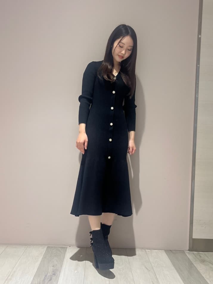 kaaさんの「ESPERANZA｜【ラク盛り/ショートブーツ】リピーター続出／脚長美脚 バックリボングリッターヒールショートブーツ」を使ったコーディネート
