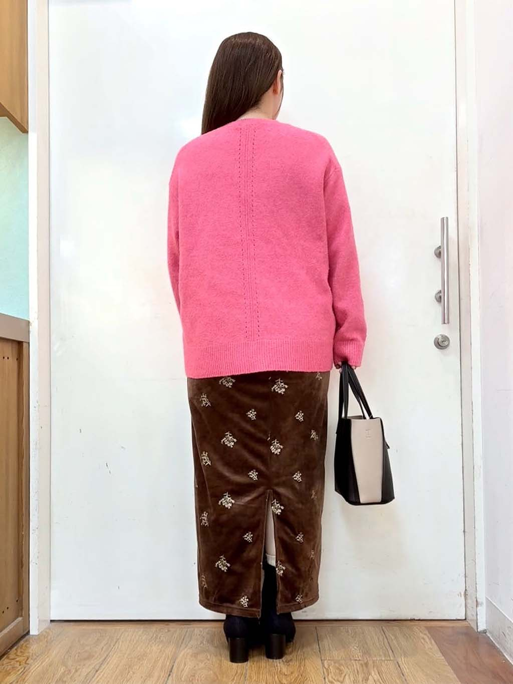 だいわさんの「SHOO･LA･RUE｜大人な小花柄が魅力の 刺繍ベロア調ナロースカート」を使ったコーディネート
