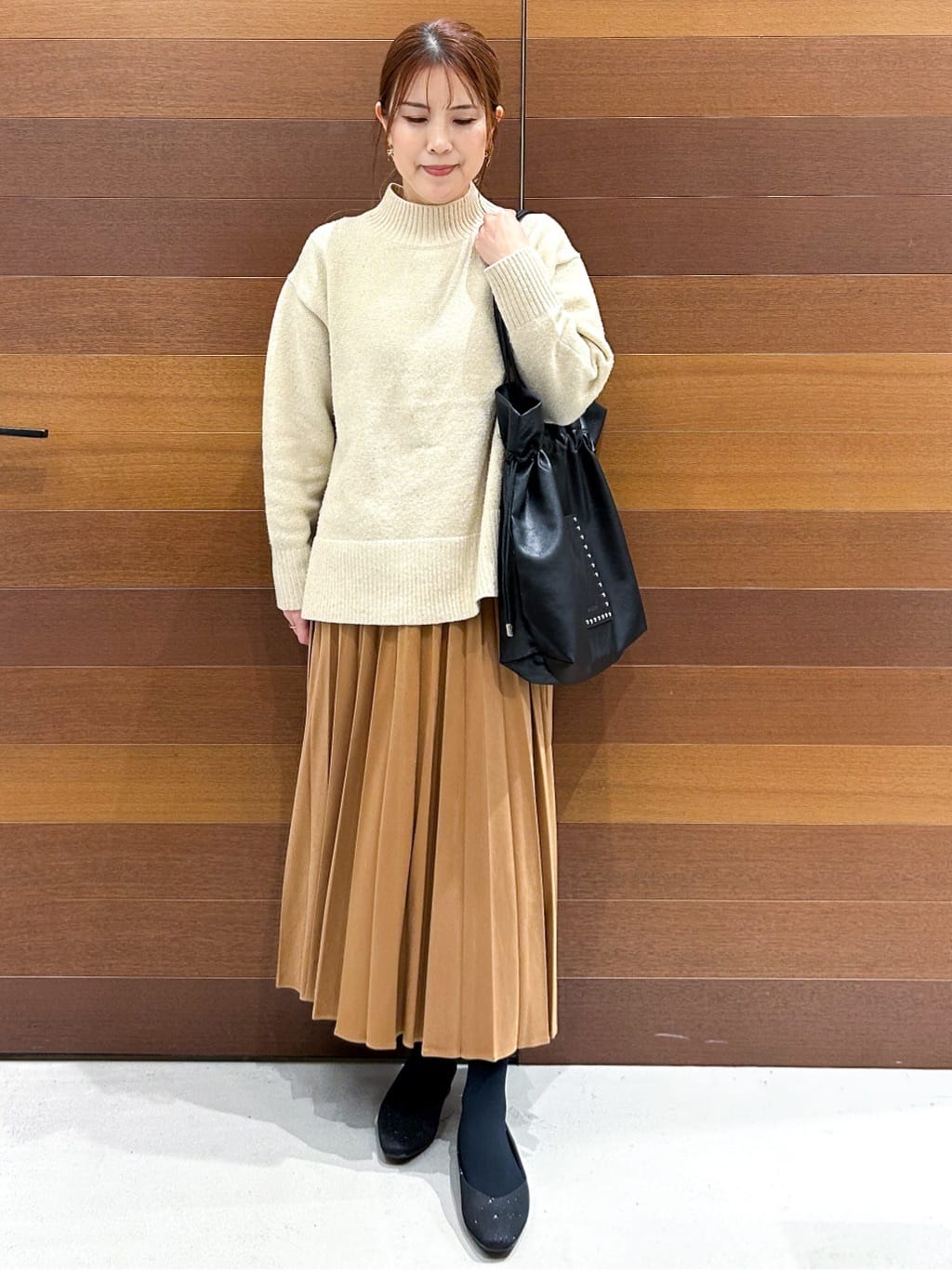 yumiさんの「OPAQUE.CLIP｜フェイクスウェードプリーツスカート【静電気防止加工／洗濯機OK】」を使ったコーディネート