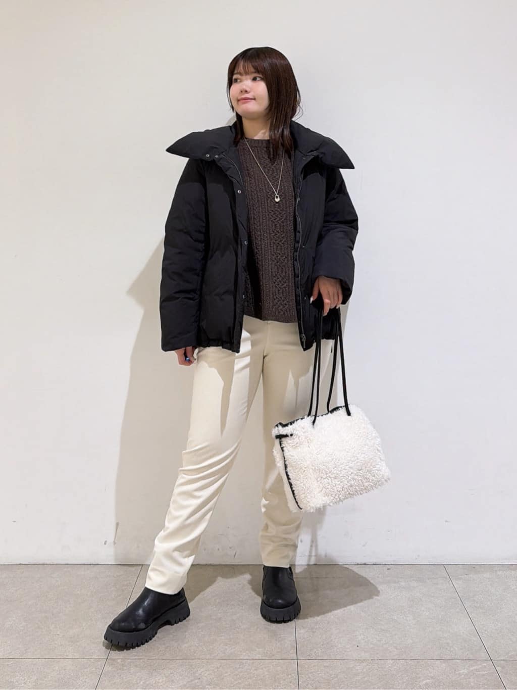 emikaさんの「INDIVI｜【撥水／洗える／デザイン衿】ステッチレス ショートダウンコート」を使ったコーディネート