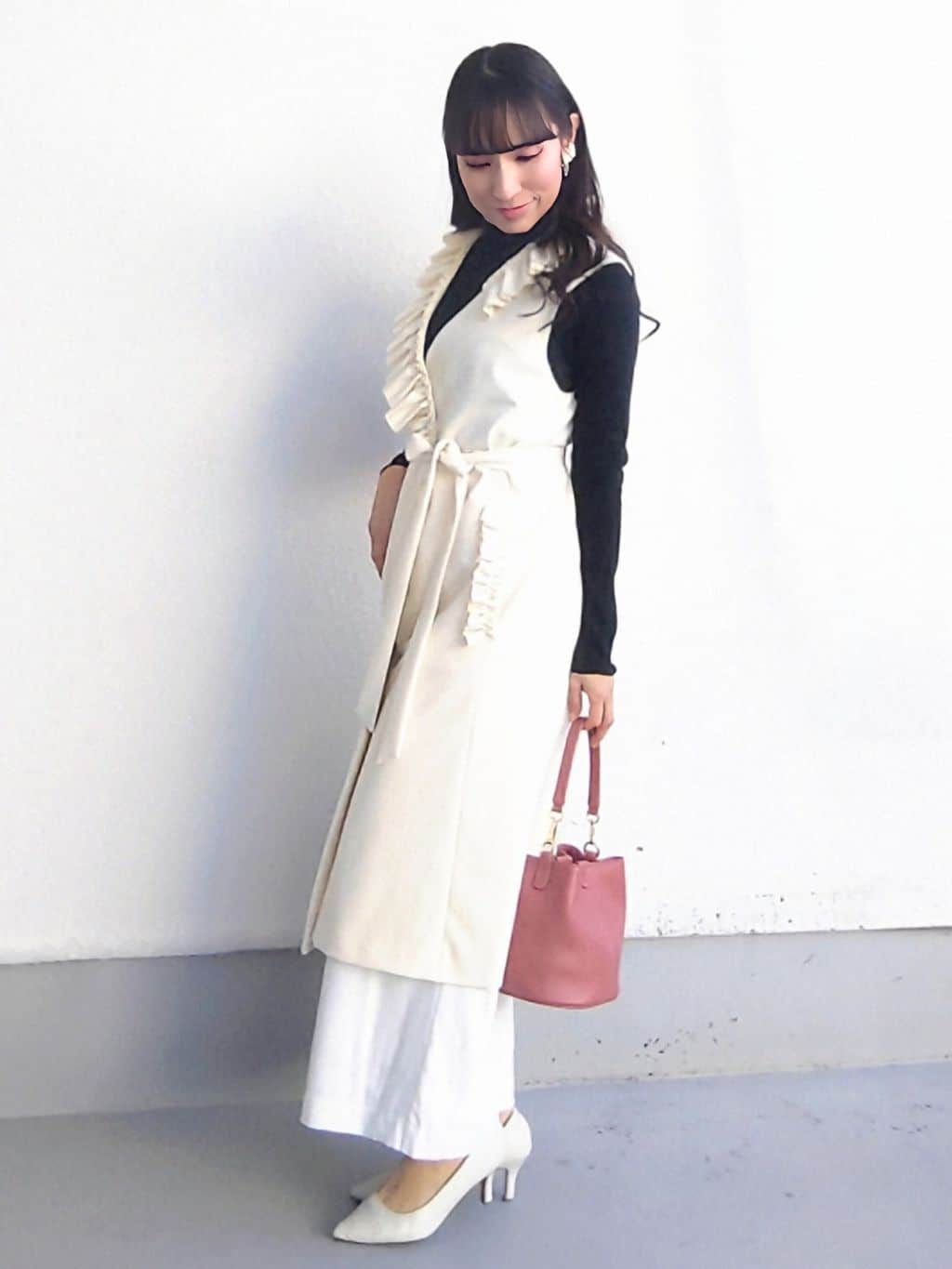 keinaさんの「SunaUna｜【COLLECTION LINE】フリルスリーブレスジレ」を使ったコーディネート