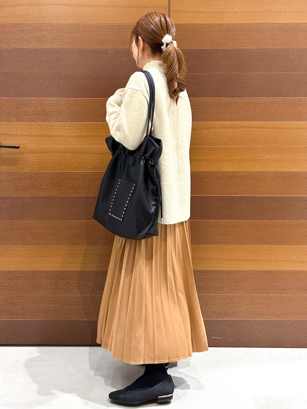 yumiさんの「OPAQUE.CLIP｜フェイクスウェードプリーツスカート【静電気防止加工／洗濯機OK】」を使ったコーディネート