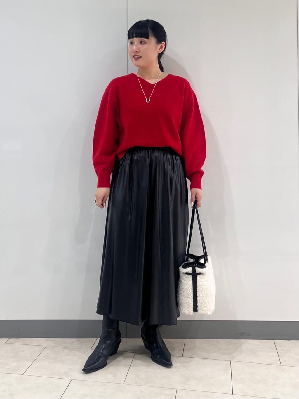 hasuさんの「INDIVI｜【洗える／カシミヤ混】ミドルゲージVネックニット」を使ったコーディネート