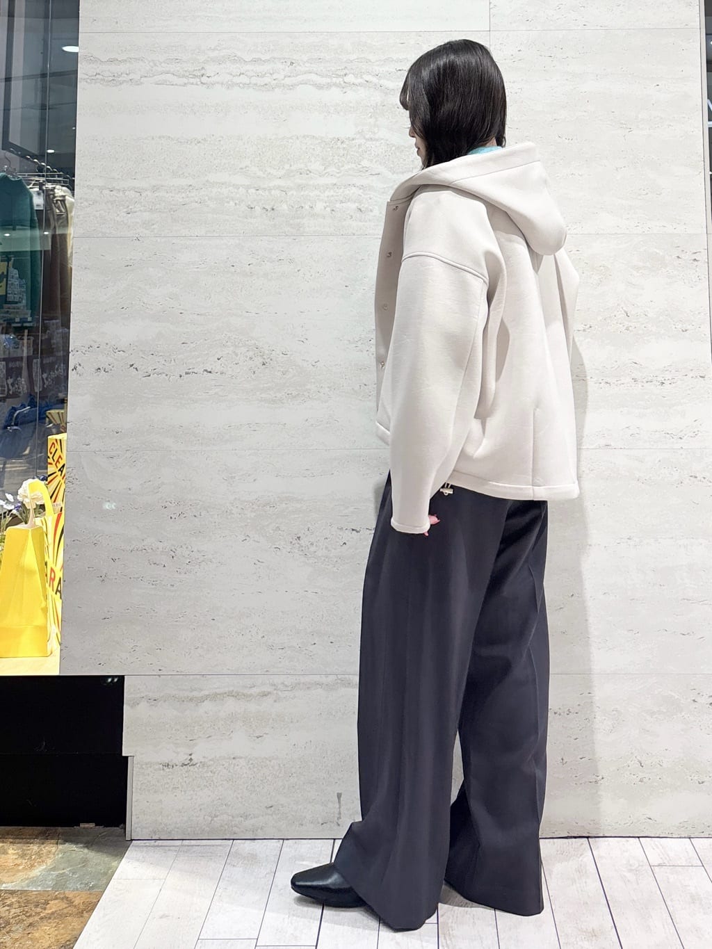 かほさんの「OPAQUE.CLIP｜サテンレイヤード風ワイドパンツ【洗濯機OK】」を使ったコーディネート