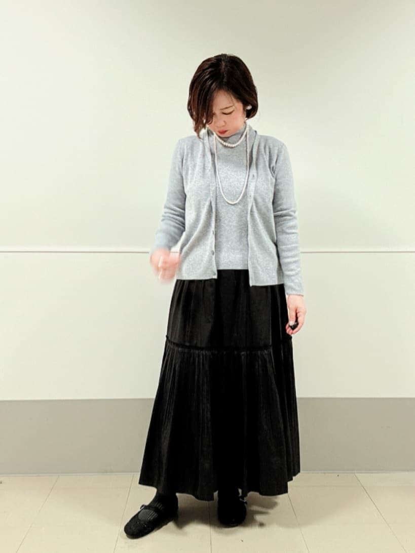 マキコさんの「Reflect｜【選べる5色／アンサンブル可】Vネックカーディガン」を使ったコーディネート