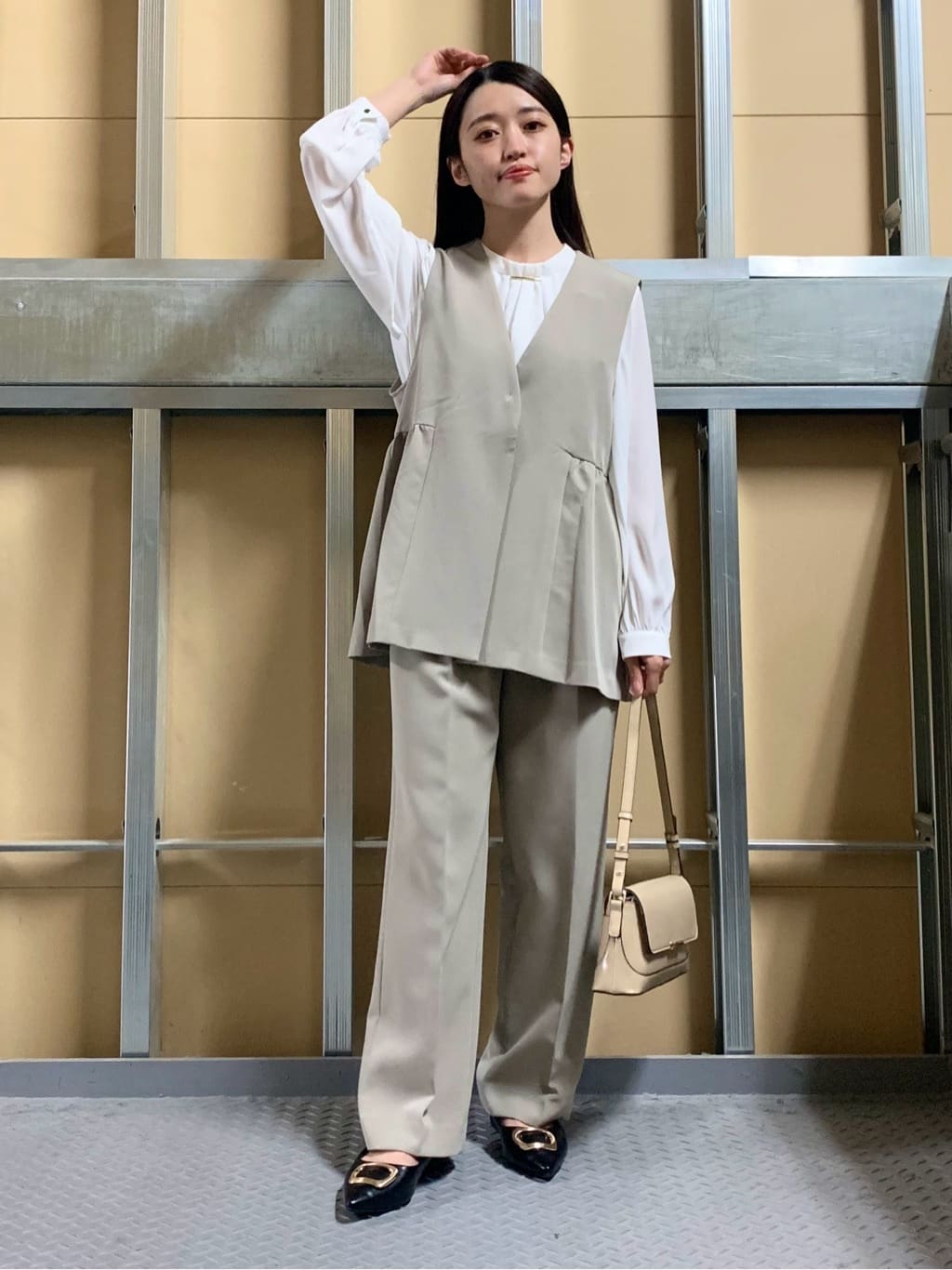 sahoさんの「THE SHOP TK｜【通勤・きちんと見えに】ダブルクロス ペプラムジレ/セットアップ可」を使ったコーディネート