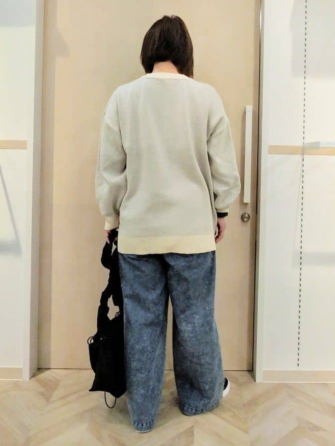 やすさんの「SHOO･LA･RUE｜【S-LL】抜け感あるスタイルに ケミカルデニム イージーワイドパンツ」を使ったコーディネート