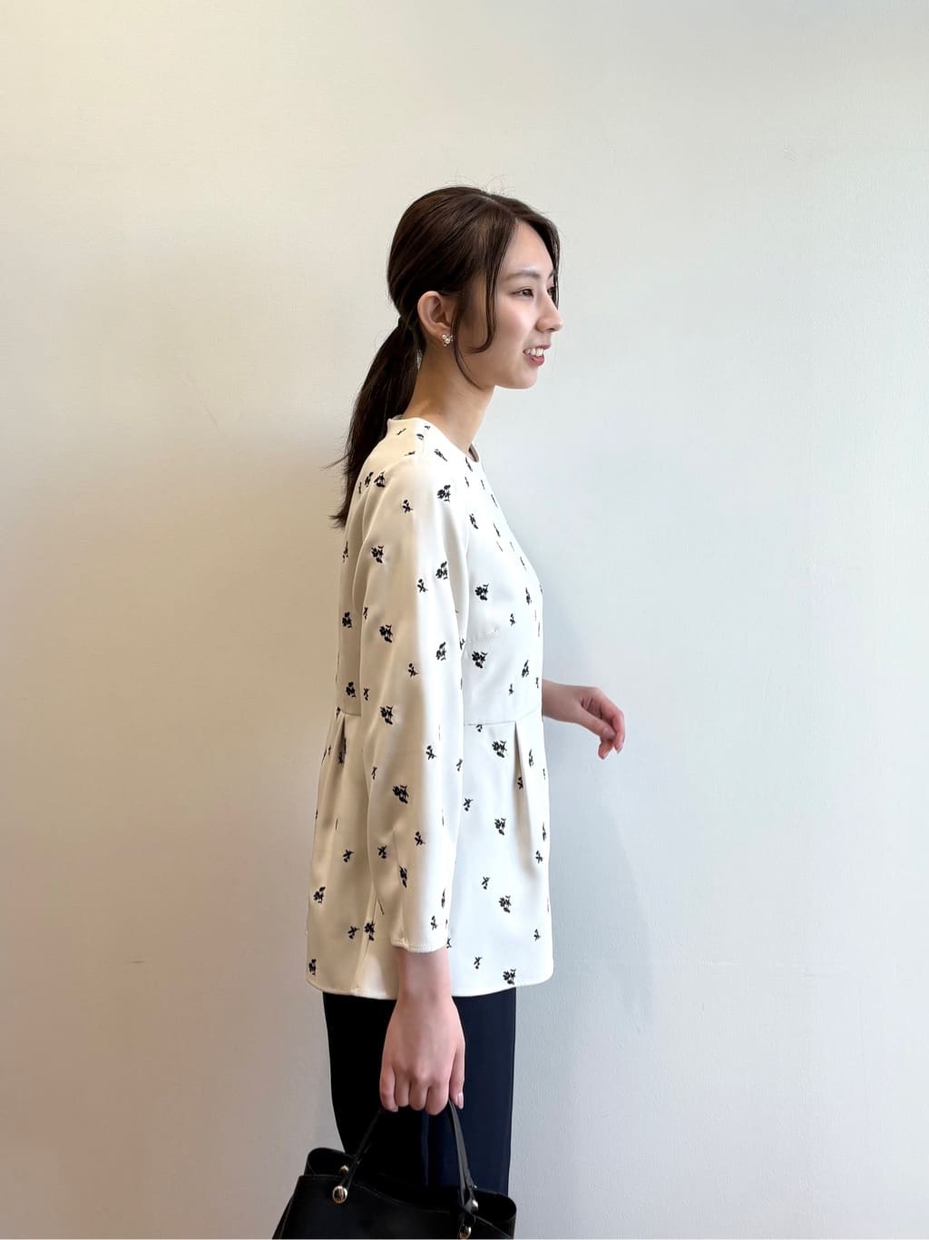 めぐさんの「OPAQUE.CLIP｜フラワー刺繍ペプラムブラウス【洗濯機OK】」を使ったコーディネート