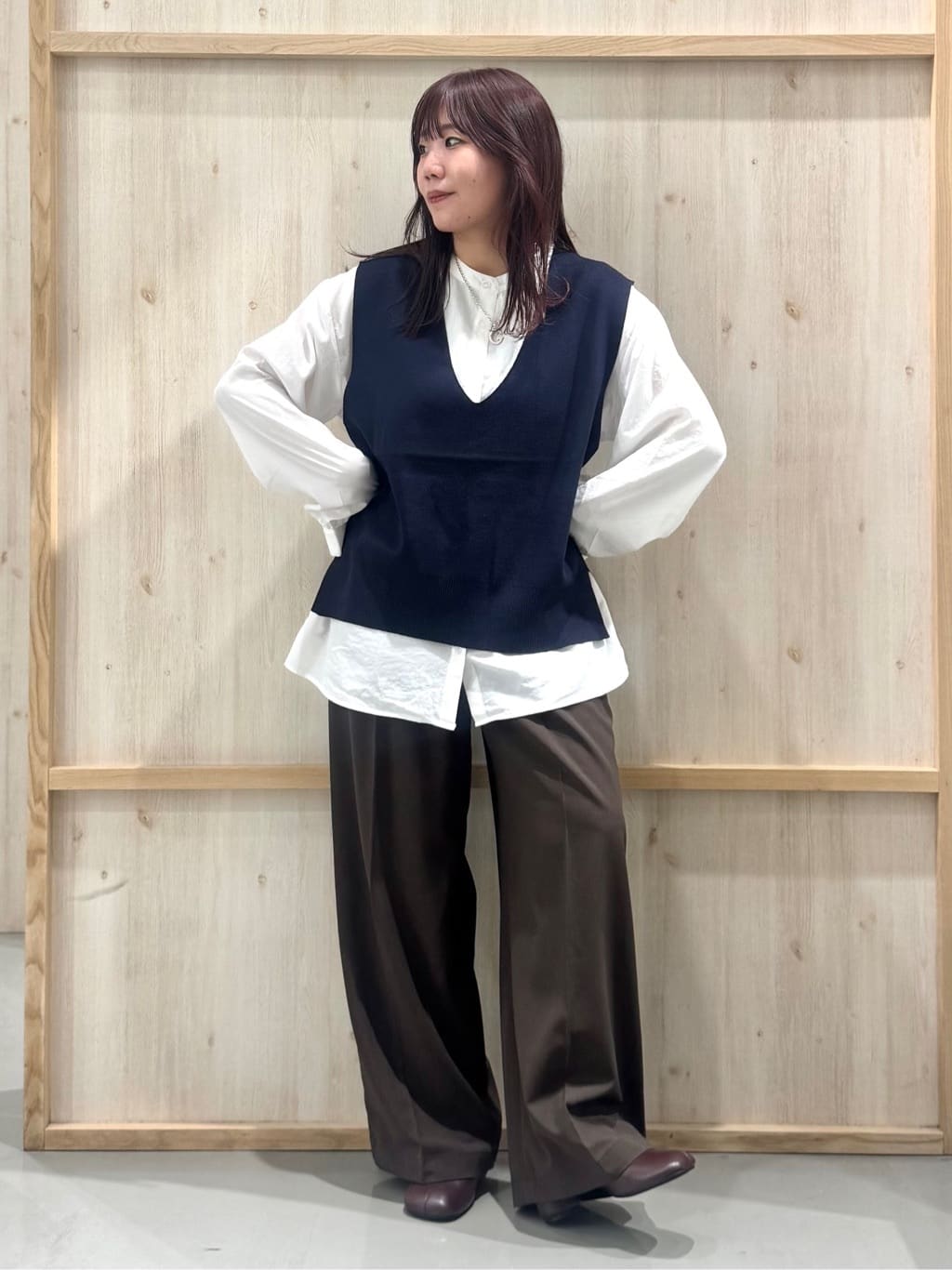 nanaさんの「THE SHOP TK｜【春まで着られる】ニットベスト＆ブラウスセット/洗濯機OK」を使ったコーディネート