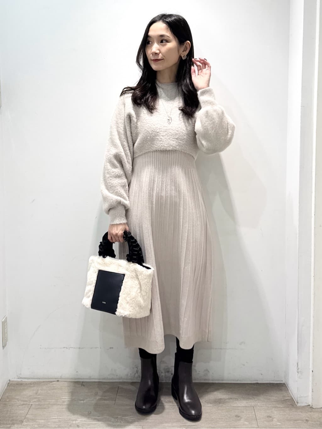 yuicciさんの「OPAQUE.CLIP｜ラメフェザープルオーバーセット ニットワンピース【洗濯機OK】《XS～LL》」を使ったコーディネート