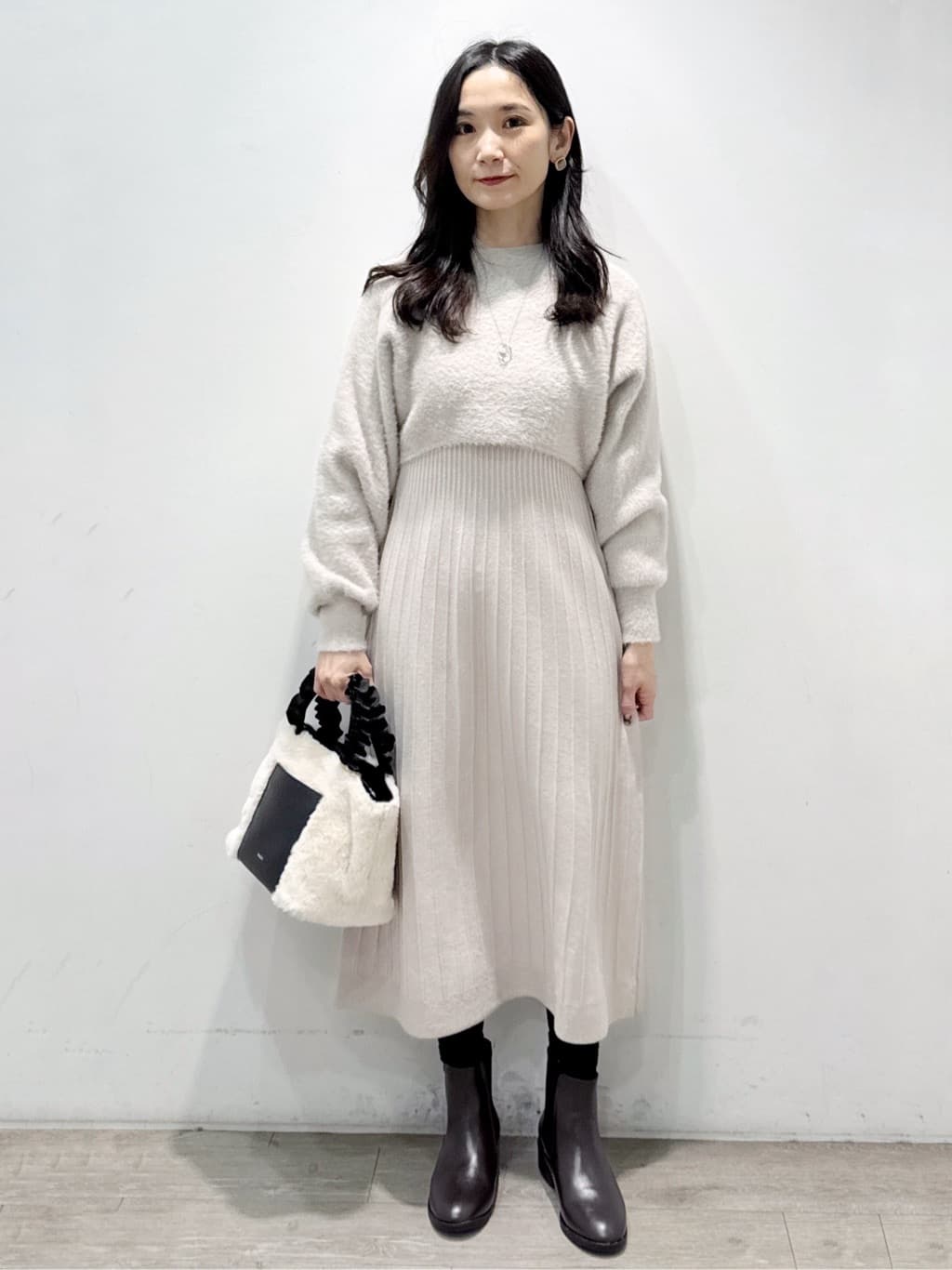 yuicciさんの「OPAQUE.CLIP｜ラメフェザープルオーバーセット ニットワンピース【洗濯機OK】《XS～LL》」を使ったコーディネート