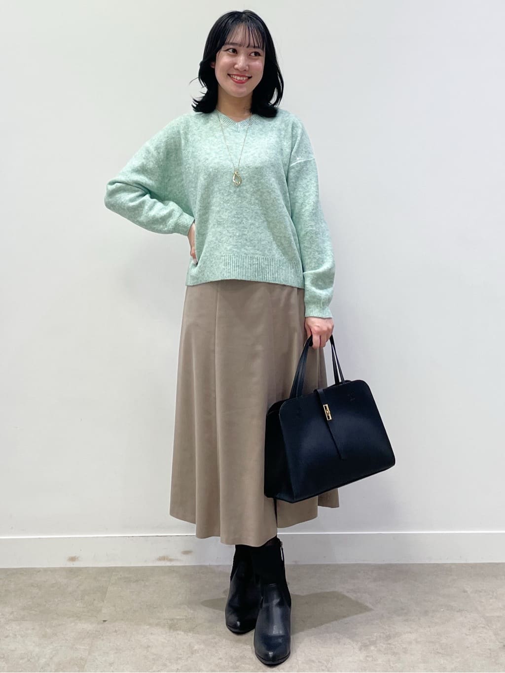 yukariさんの「Reflect｜【選べる5色／ゆったりシルエット】Vネックスパンコールニット」を使ったコーディネート
