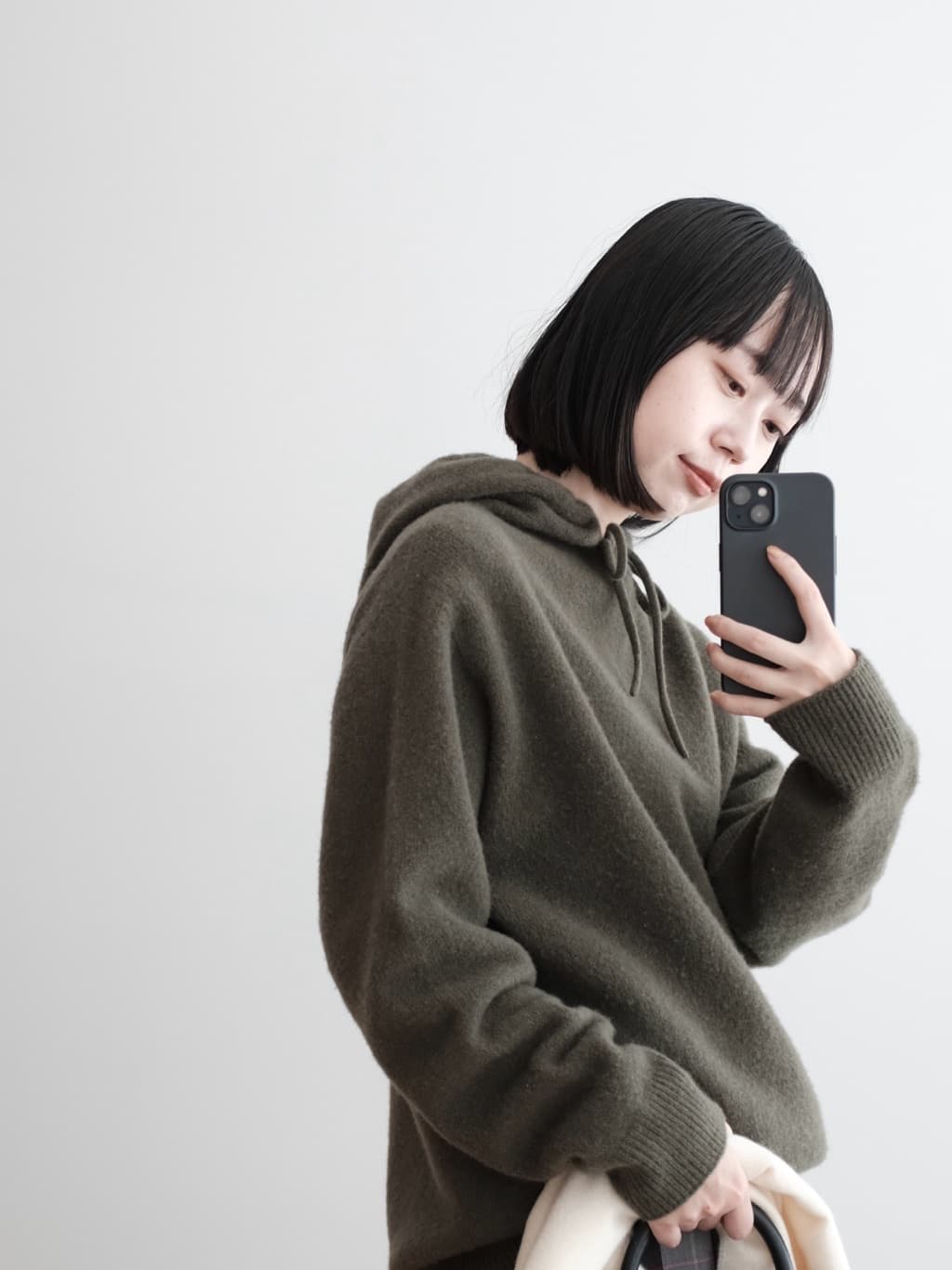 Kishimotoさんの「DRESSTERIOR｜◆カシミヤブレンドフードニット」を使ったコーディネート