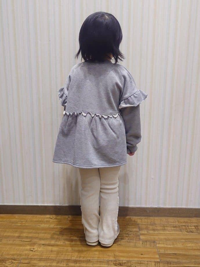 Yuiさんの「SHOO･LA･RUE｜【100-150cm】ラメ裏毛ペプラムトップス」を使ったコーディネート