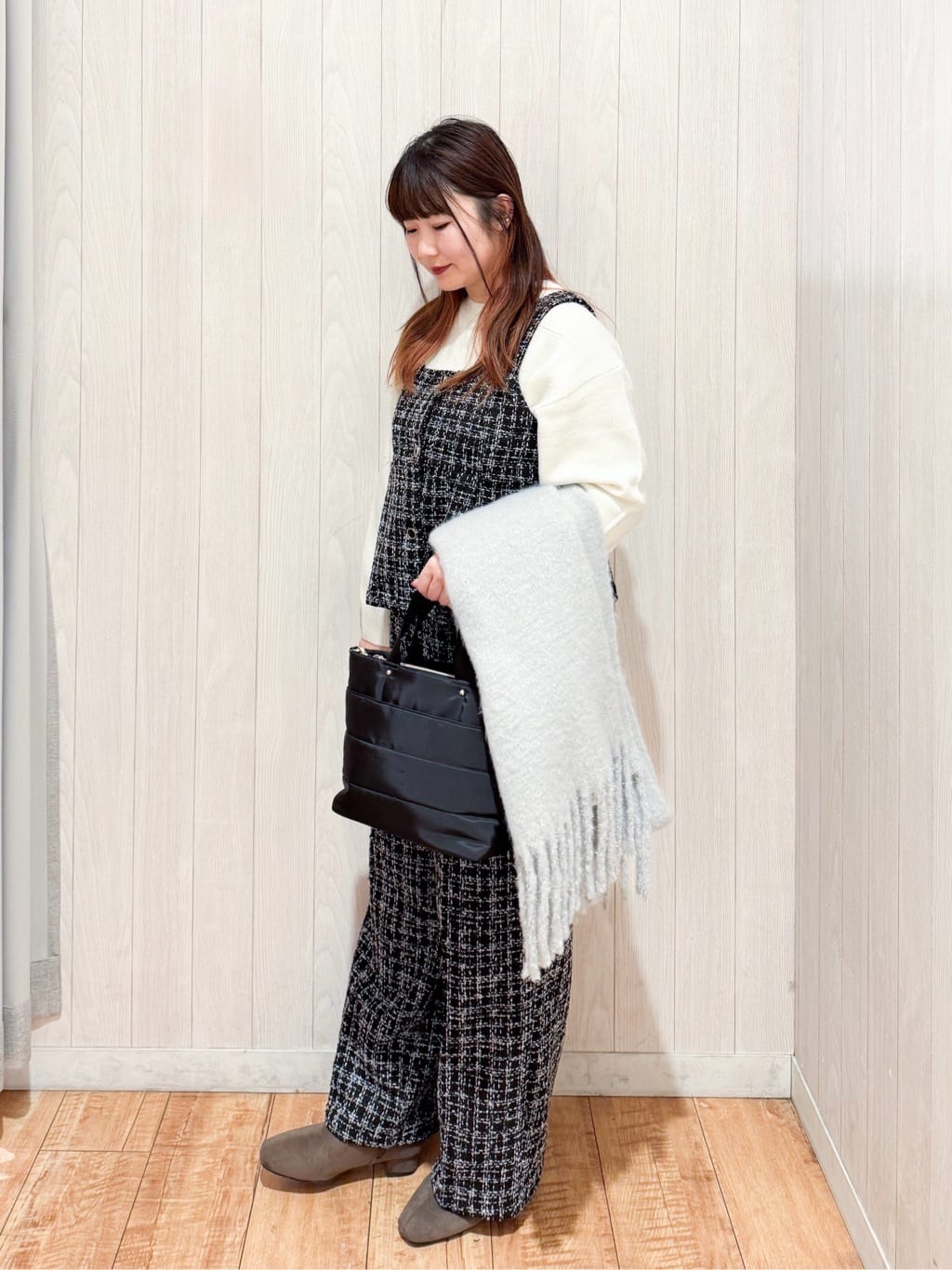 愛さんの「SHOO･LA･RUE｜【洗濯機可】お気に入りカラーを身にまとって　ふんわりゆるニット」を使ったコーディネート