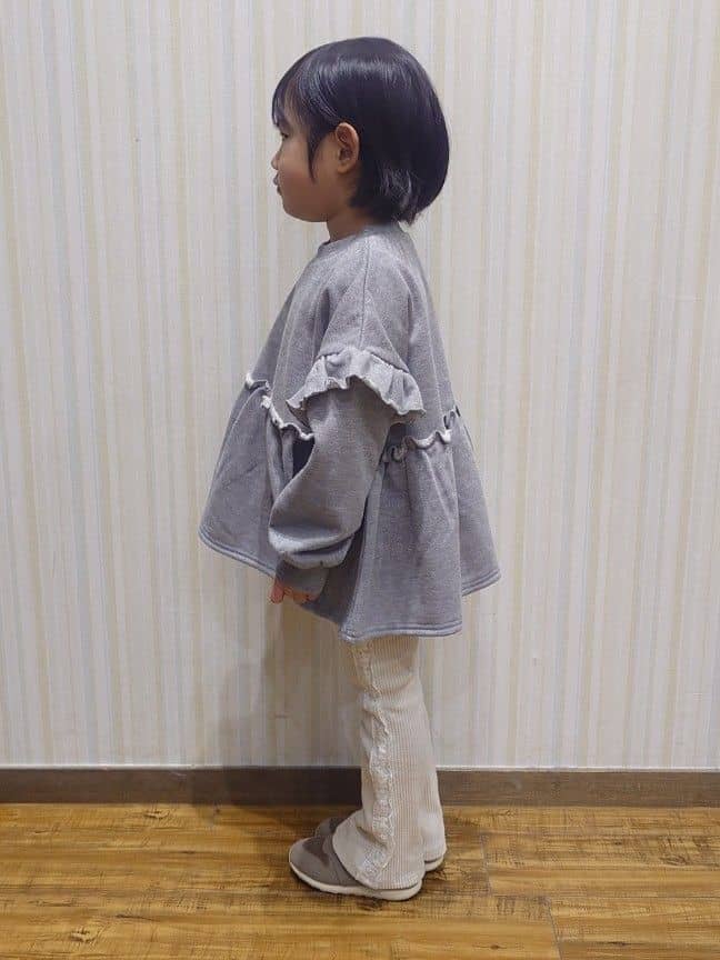 Yuiさんの「SHOO･LA･RUE｜【100-150cm】ラメ裏毛ペプラムトップス」を使ったコーディネート