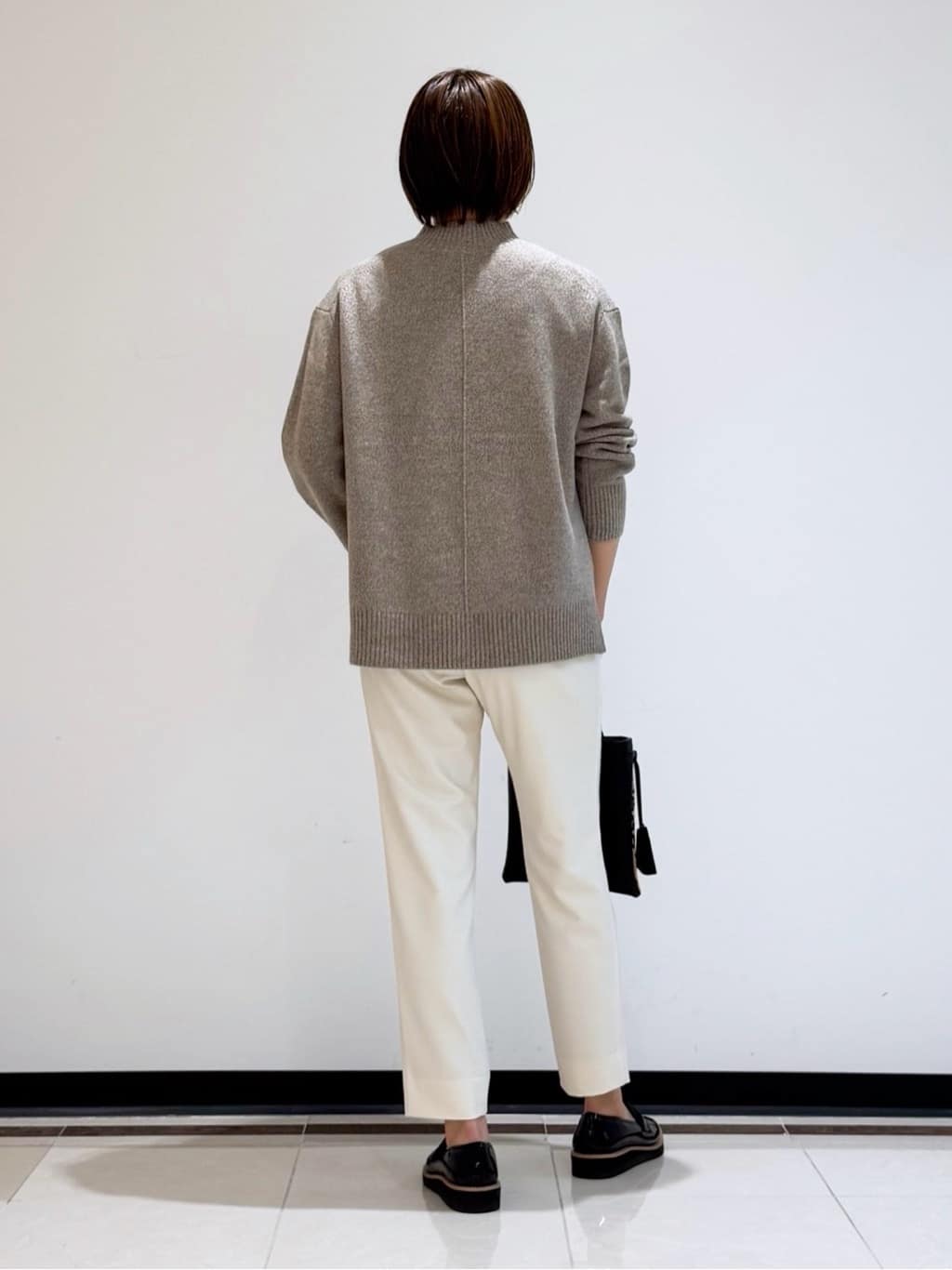 mikaさんの「INDIVI｜【冬ニット人気NO．1！／カシミヤ混】ミドルゲージハイネックニット」を使ったコーディネート